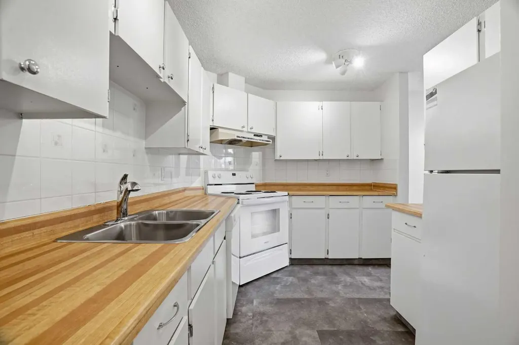 80 Glamis Drive SW Calgary AB T3A6T7