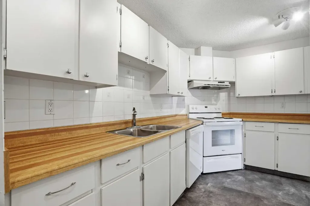 80 Glamis Drive SW Calgary AB T3A6T7