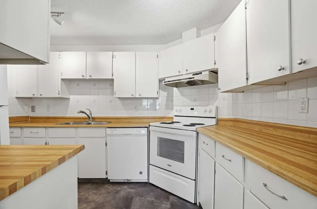 80 Glamis Drive SW Calgary AB T3A6T7