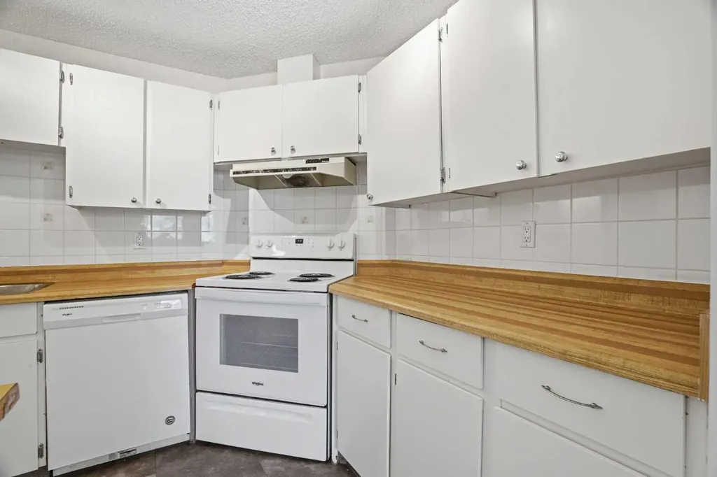 80 Glamis Drive SW Calgary AB T3A6T7