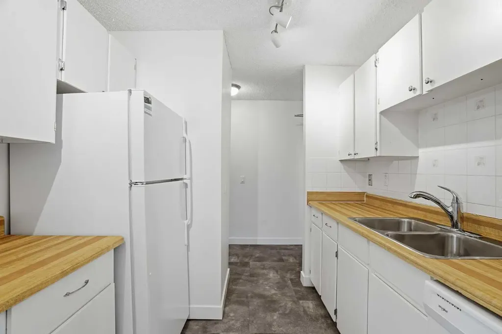 80 Glamis Drive SW Calgary AB T3A6T7