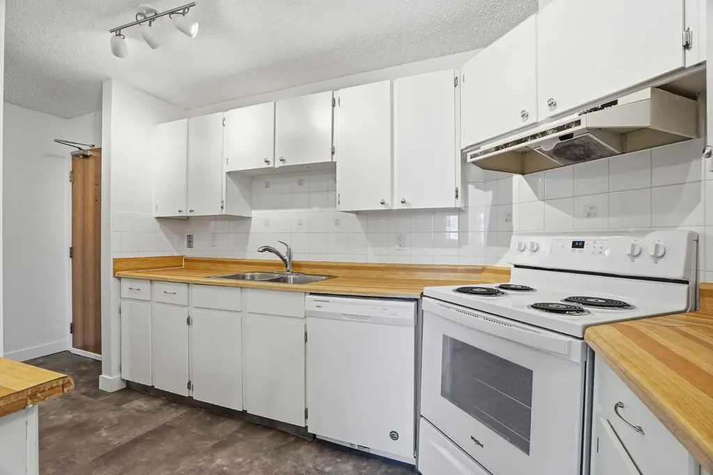 80 Glamis Drive SW Calgary AB T3A6T7