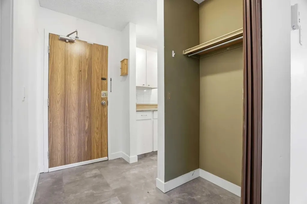 80 Glamis Drive SW Calgary AB T3A6T7