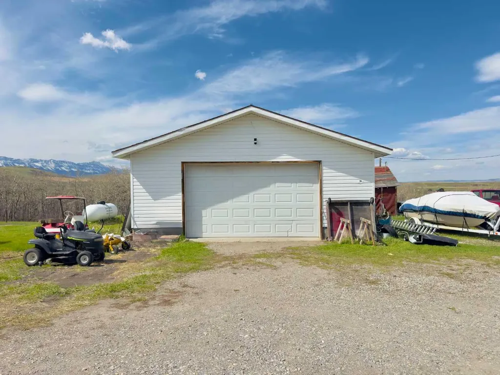2127 Twp Road 7-3a Lundbreck AB T0K1H0