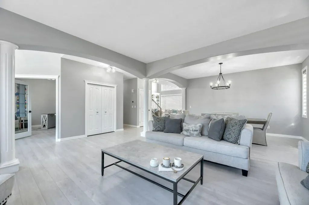 712 East Chestermere Drive Chestermere AB T1X 1A5