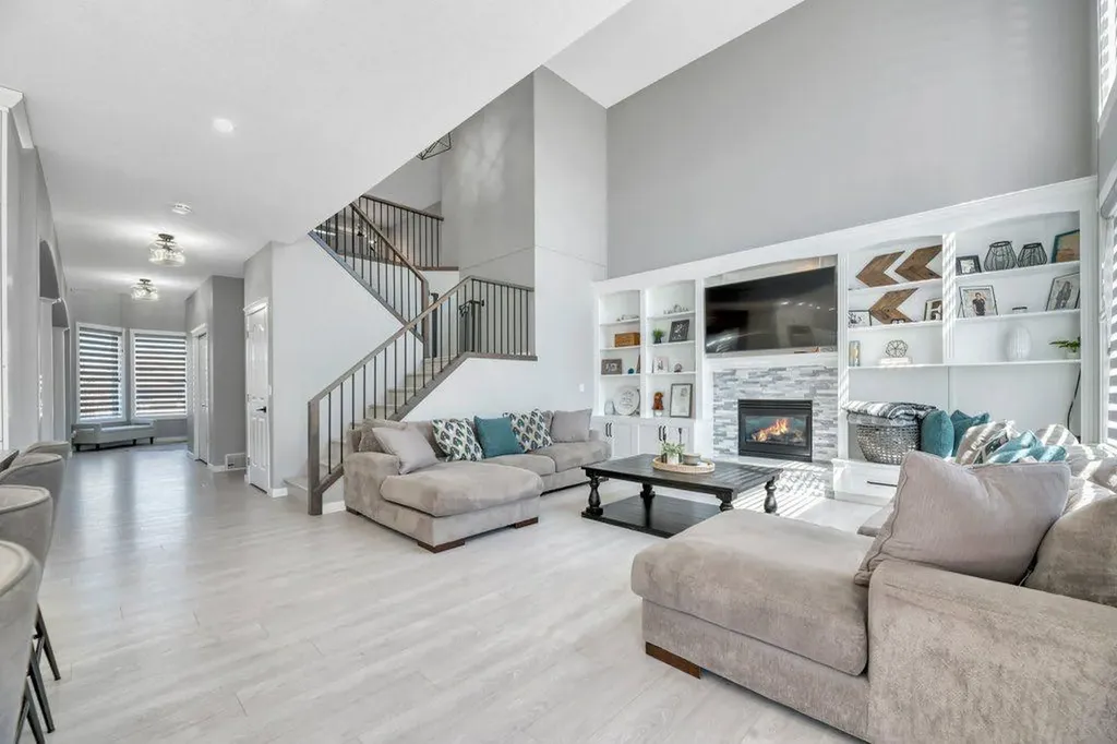 712 East Chestermere Drive Chestermere AB T1X 1A5