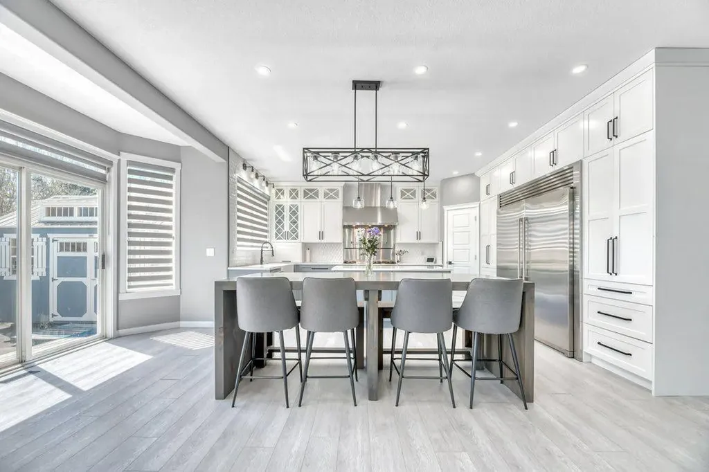 712 East Chestermere Drive Chestermere AB T1X 1A5