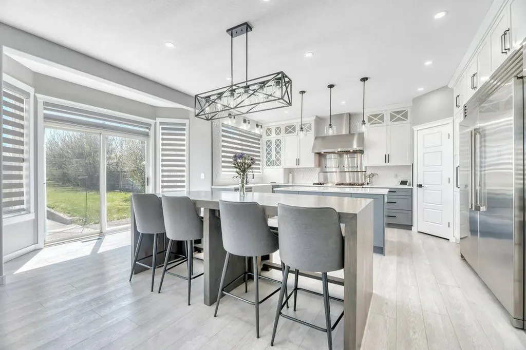 712 East Chestermere Drive Chestermere AB T1X 1A5