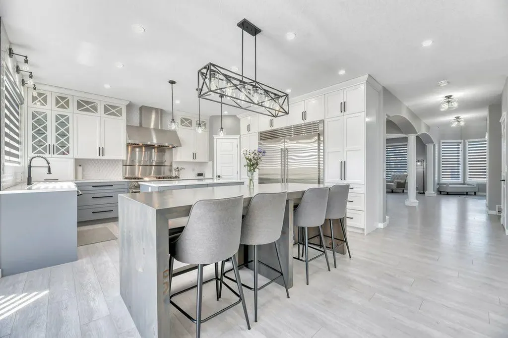 712 East Chestermere Drive Chestermere AB T1X 1A5