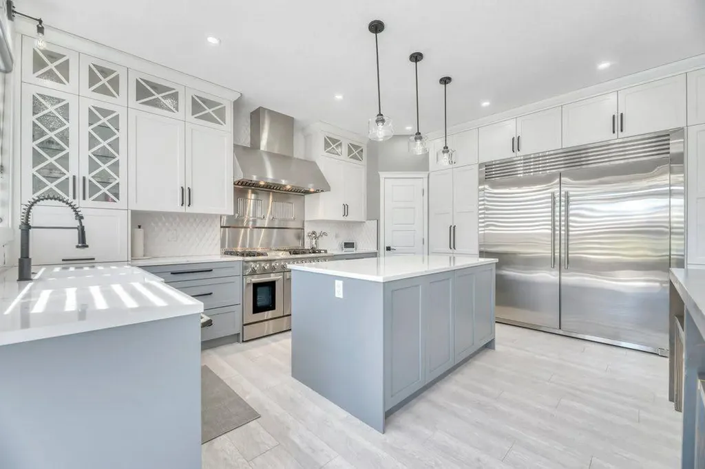 712 East Chestermere Drive Chestermere AB T1X 1A5