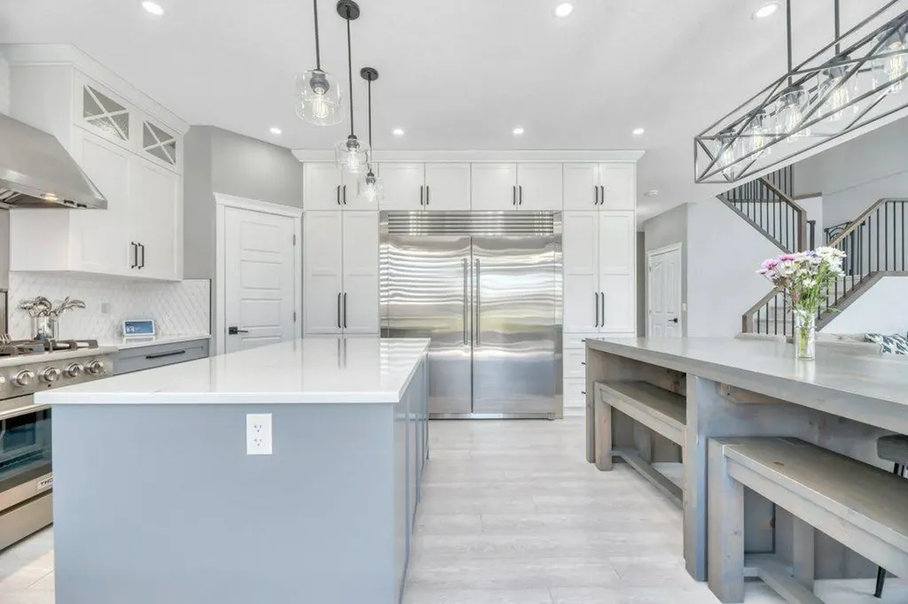 712 East Chestermere Drive Chestermere AB T1X 1A5