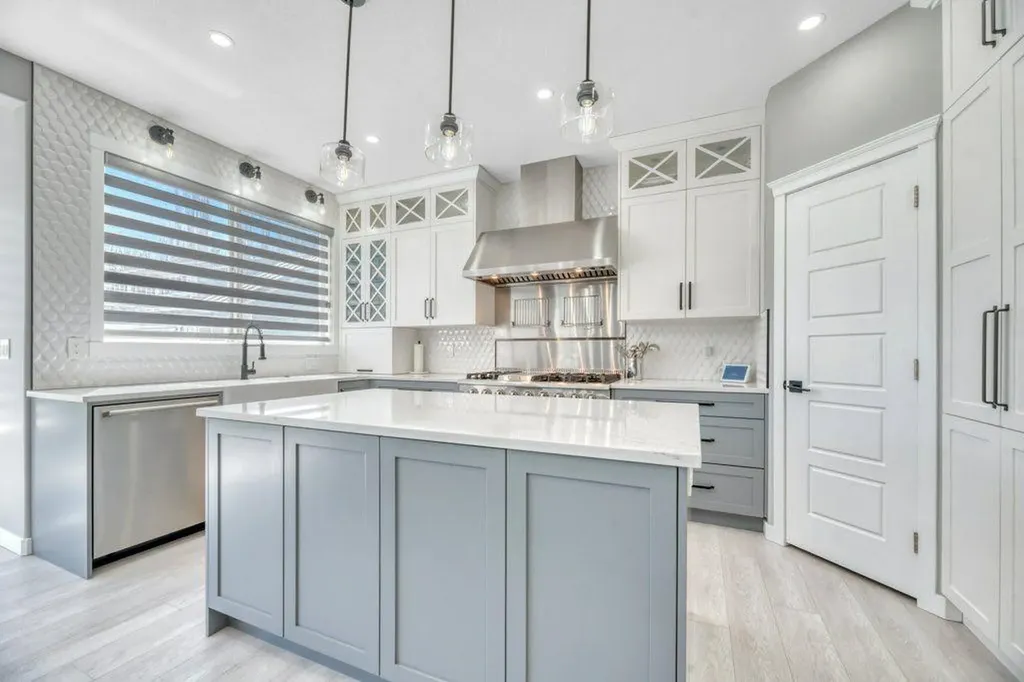 712 East Chestermere Drive Chestermere AB T1X 1A5