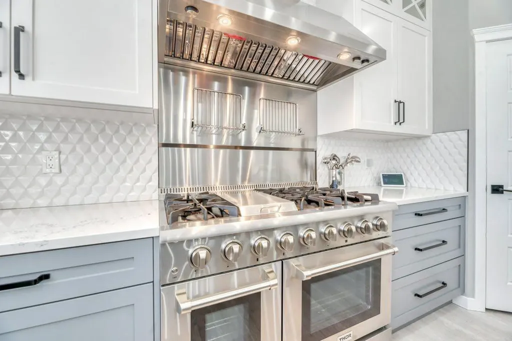 712 East Chestermere Drive Chestermere AB T1X 1A5