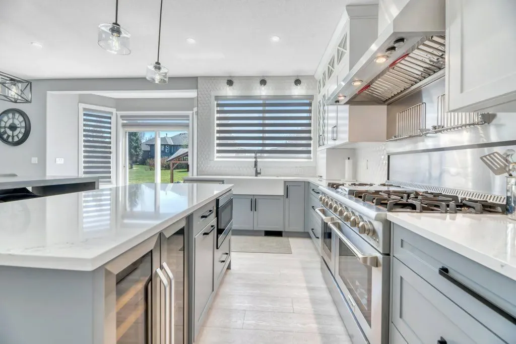 712 East Chestermere Drive Chestermere AB T1X 1A5