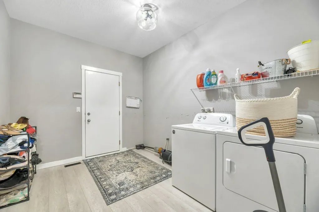 712 East Chestermere Drive Chestermere AB T1X 1A5