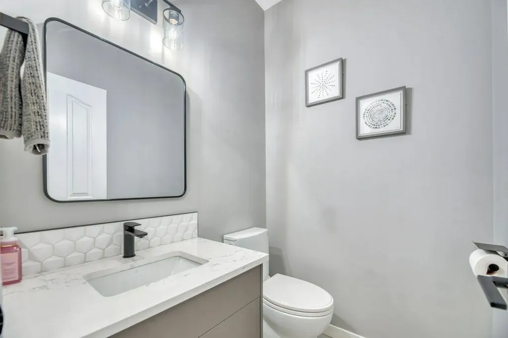 712 East Chestermere Drive Chestermere AB T1X 1A5