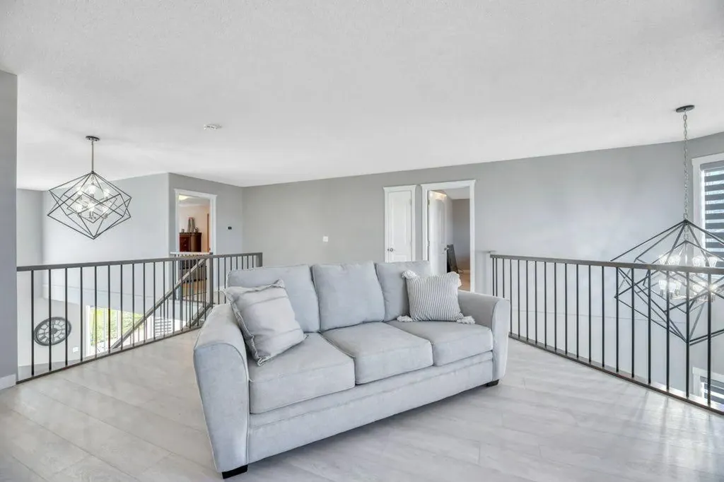 712 East Chestermere Drive Chestermere AB T1X 1A5