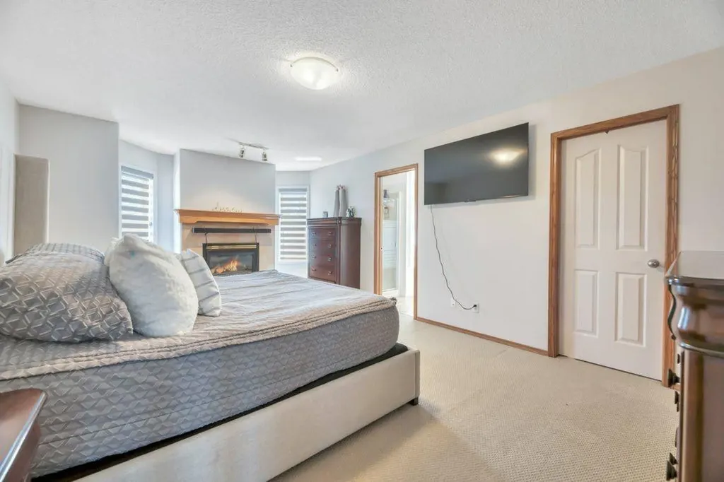 712 East Chestermere Drive Chestermere AB T1X 1A5