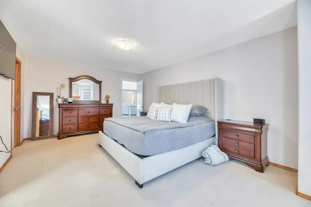 712 East Chestermere Drive Chestermere AB T1X 1A5