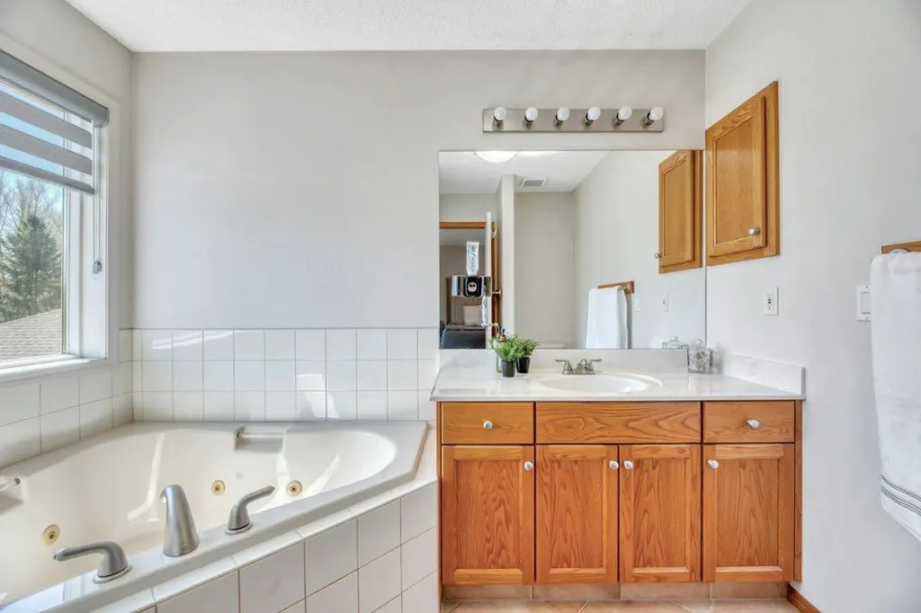 712 East Chestermere Drive Chestermere AB T1X 1A5