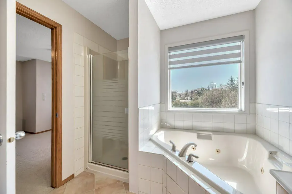 712 East Chestermere Drive Chestermere AB T1X 1A5