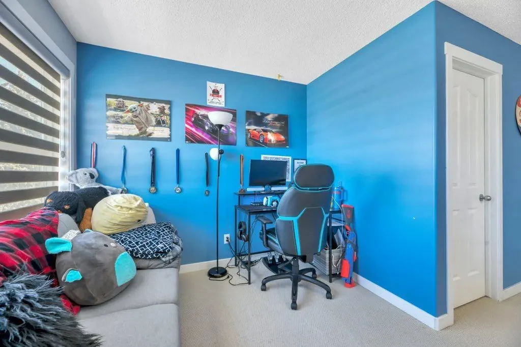 712 East Chestermere Drive Chestermere AB T1X 1A5