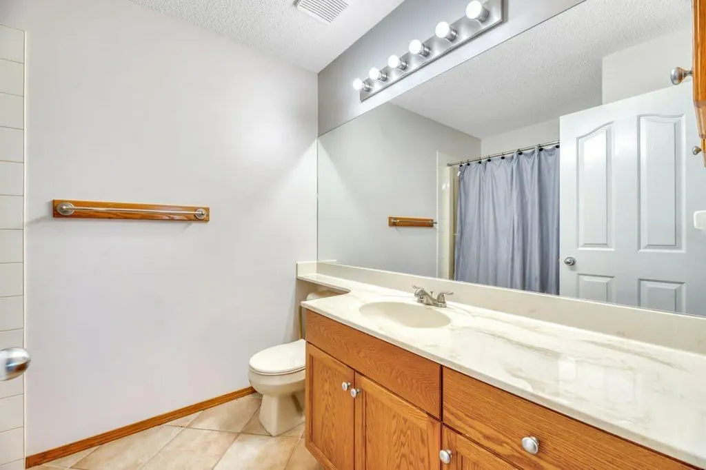 712 East Chestermere Drive Chestermere AB T1X 1A5