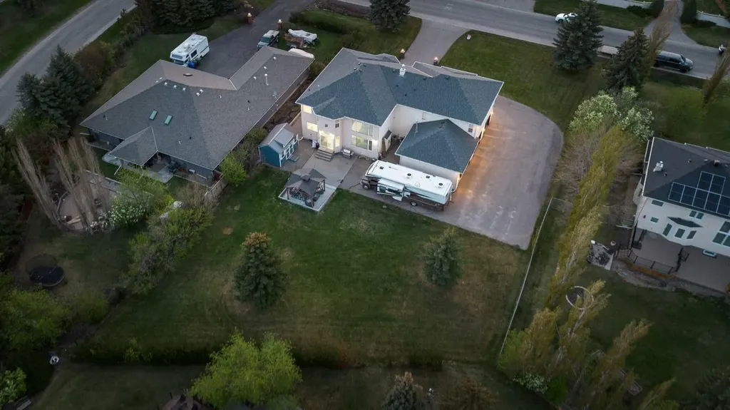 712 East Chestermere Drive Chestermere AB T1X 1A5