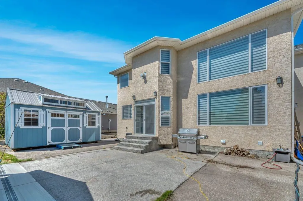 712 East Chestermere Drive Chestermere AB T1X 1A5