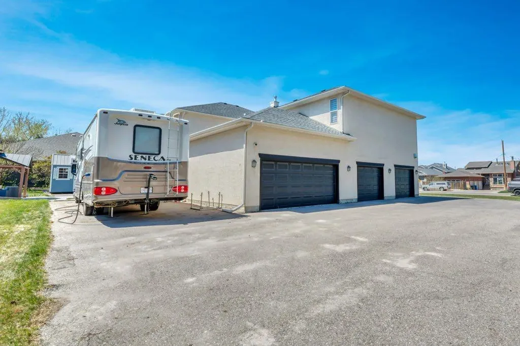 712 East Chestermere Drive Chestermere AB T1X 1A5