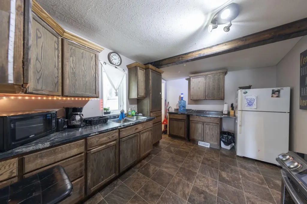 5620 49 Avenue Lloydminster SK S9V0E5