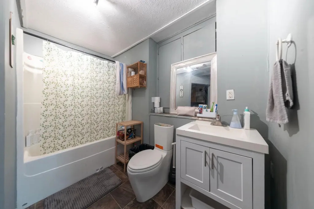 5620 49 Avenue Lloydminster SK S9V0E5