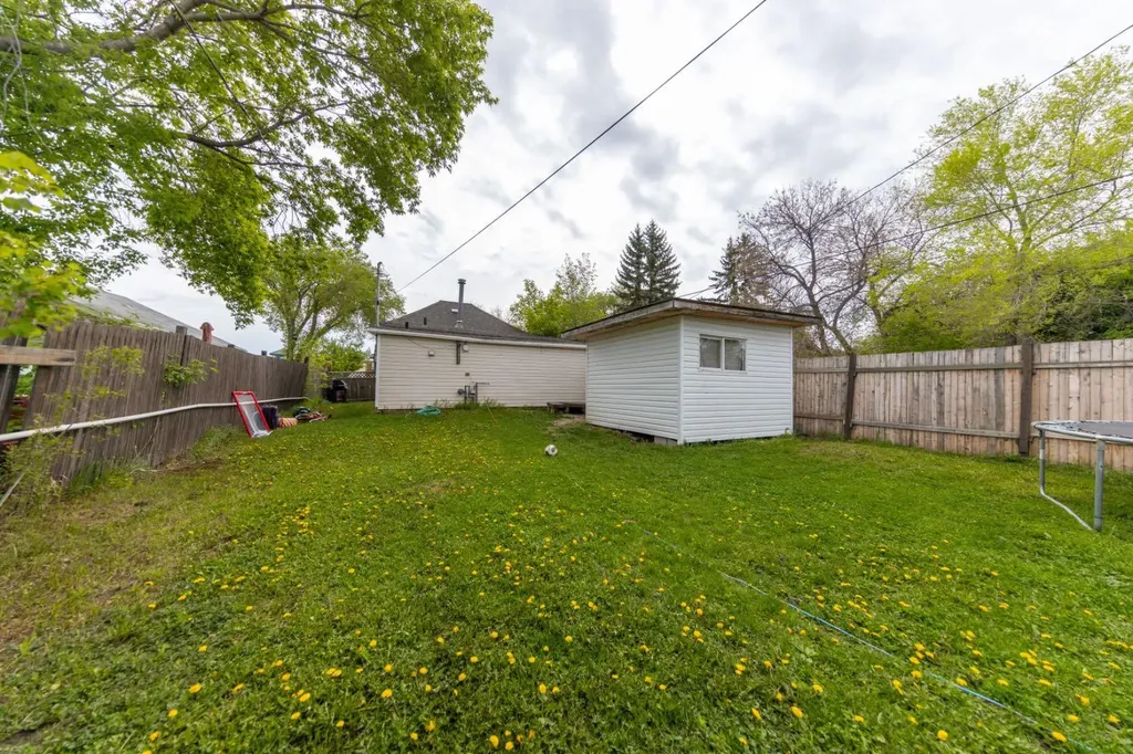 5620 49 Avenue Lloydminster SK S9V0E5