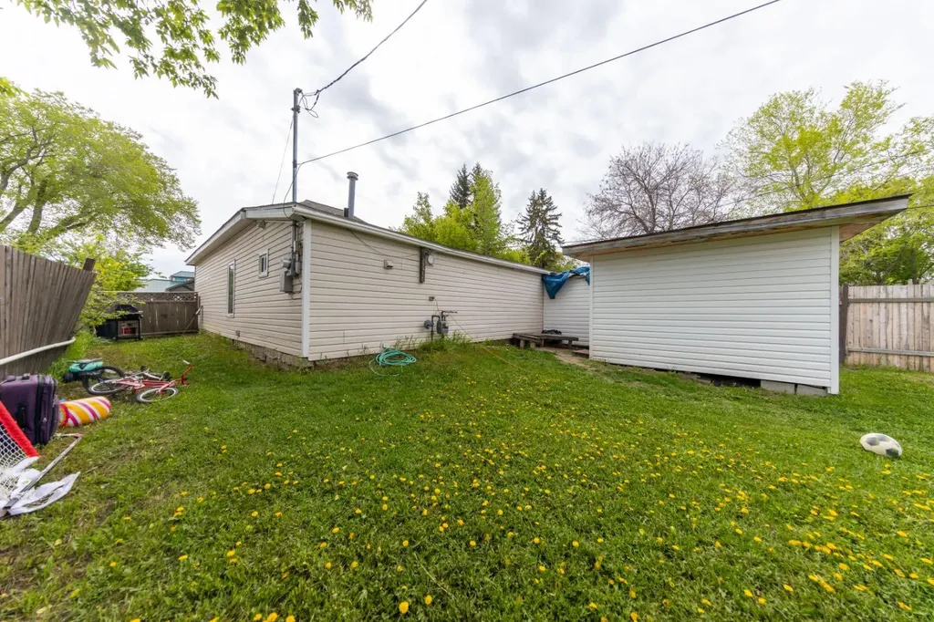 5620 49 Avenue Lloydminster SK S9V0E5