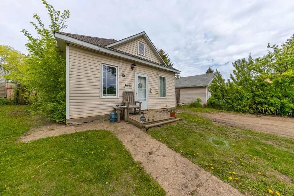 5620 49 Avenue Lloydminster SK S9V0E5