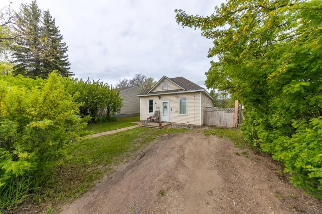 5620 49 Avenue Lloydminster SK S9V0E5