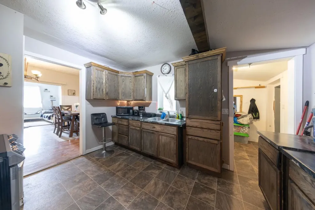 5620 49 Avenue Lloydminster SK S9V0E5