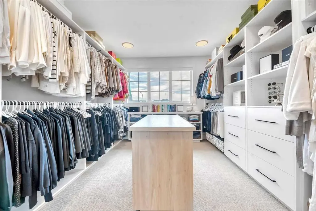 411 Marina Grove SE Calgary AB T3M 3S8