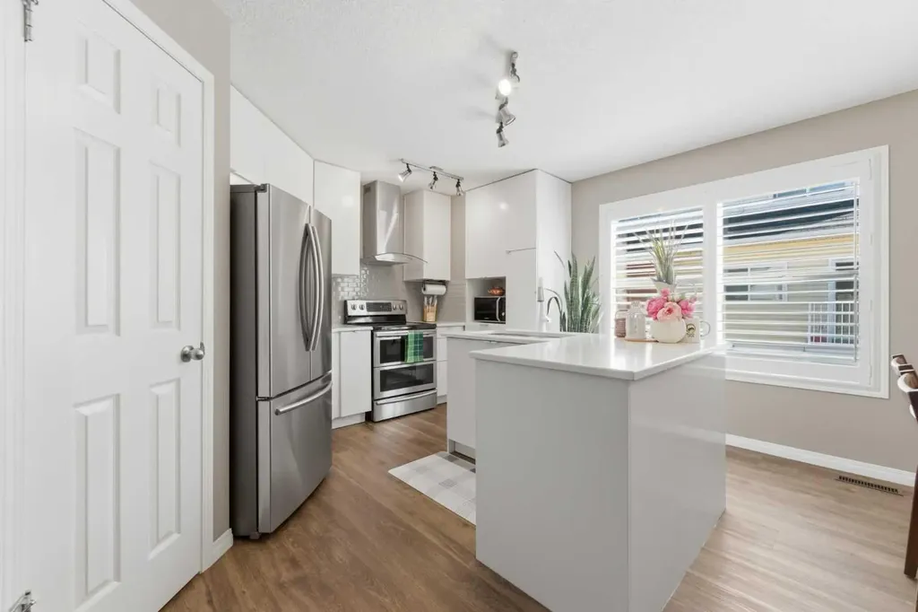 159 Mckenzie Towne Gate SE Calgary AB T2Z 4G2