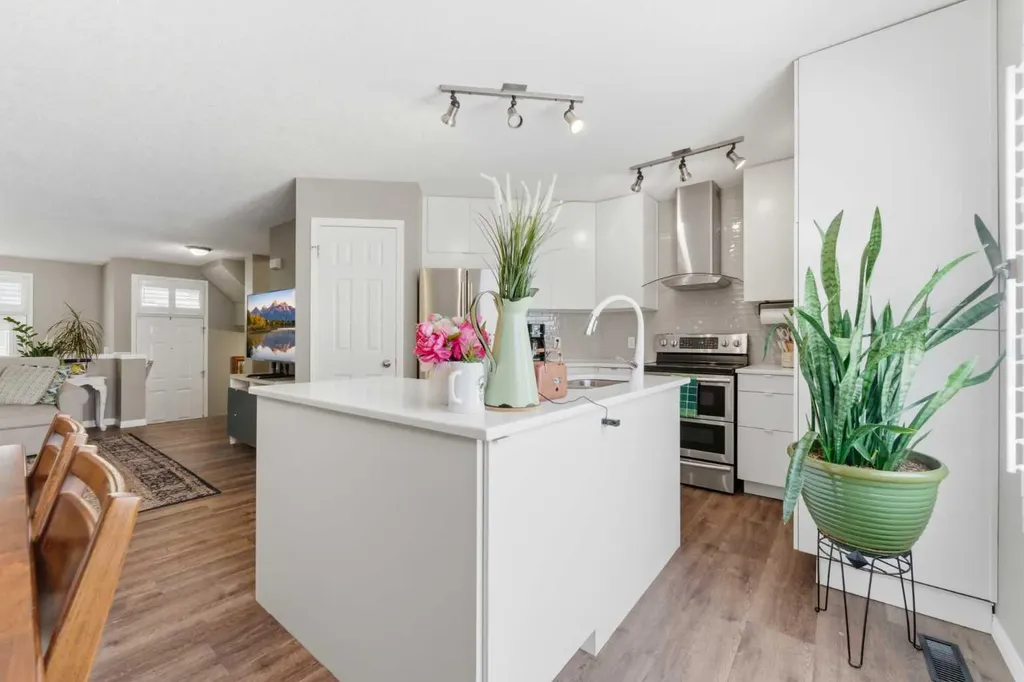 159 Mckenzie Towne Gate SE Calgary AB T2Z 4G2
