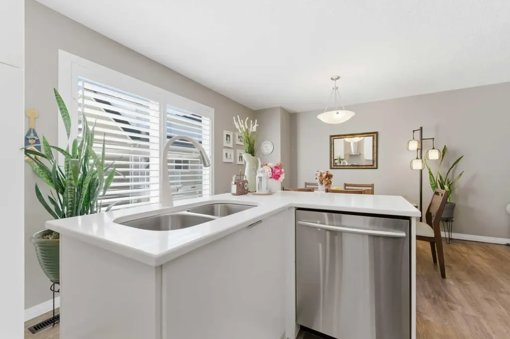 159 Mckenzie Towne Gate SE Calgary AB T2Z 4G2