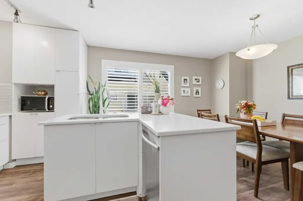 159 Mckenzie Towne Gate SE Calgary AB T2Z 4G2