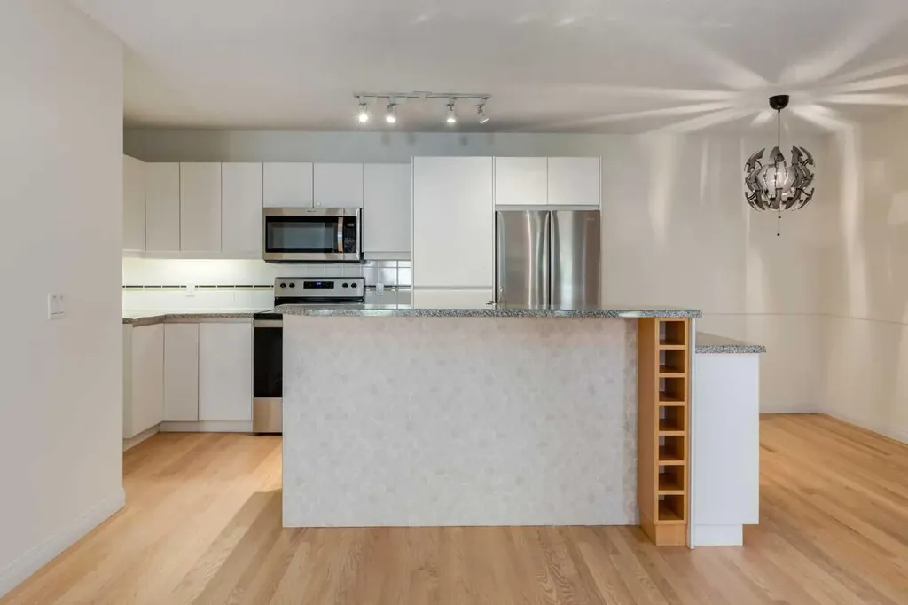 107 9 Street NW Calgary AB T2N0E3