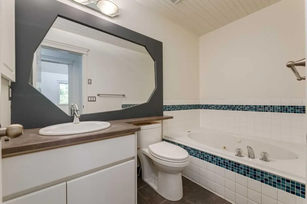 107 9 Street NW Calgary AB T2N0E3