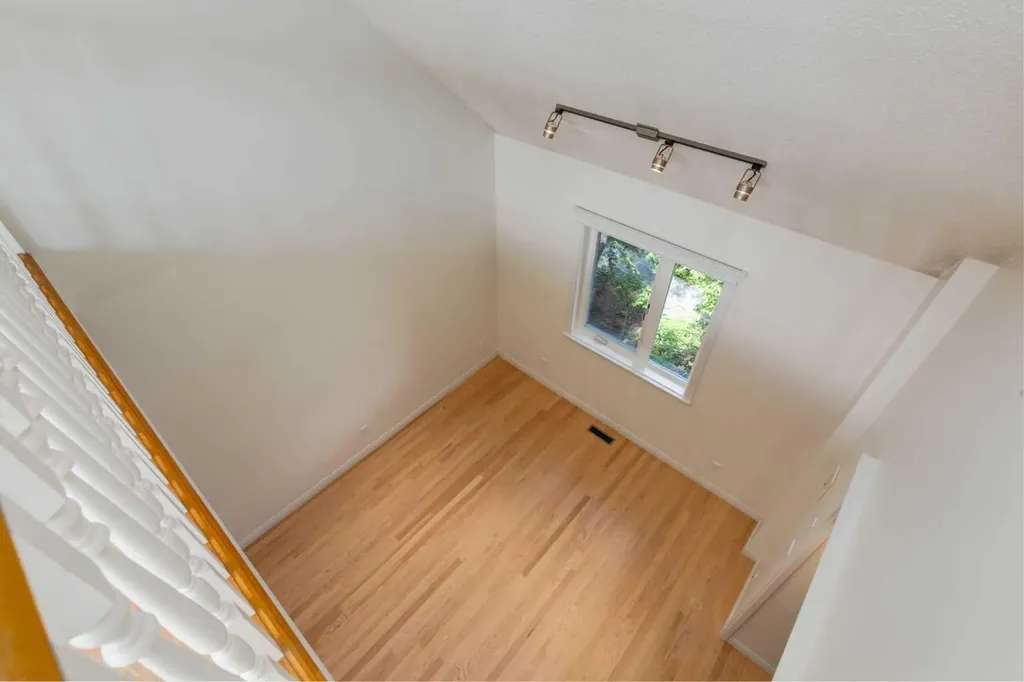 107 9 Street NW Calgary AB T2N0E3