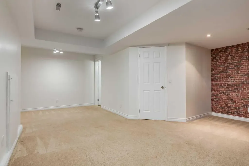 107 9 Street NW Calgary AB T2N0E3