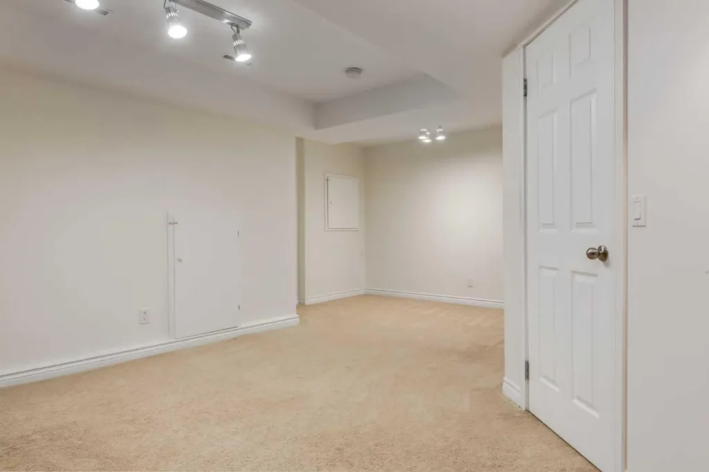 107 9 Street NW Calgary AB T2N0E3