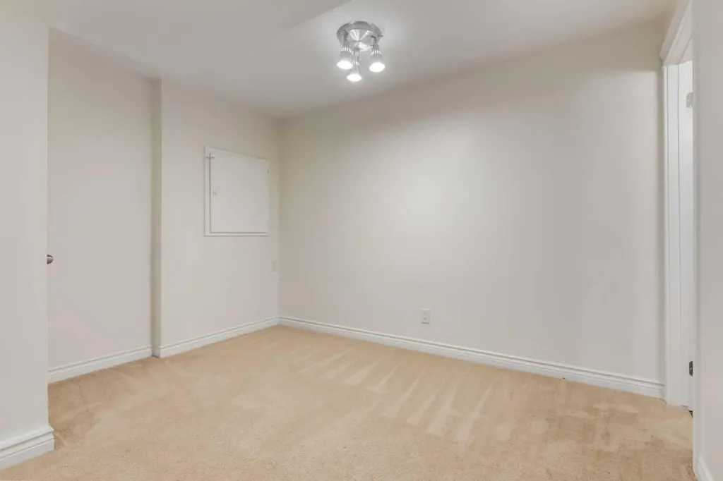107 9 Street NW Calgary AB T2N0E3