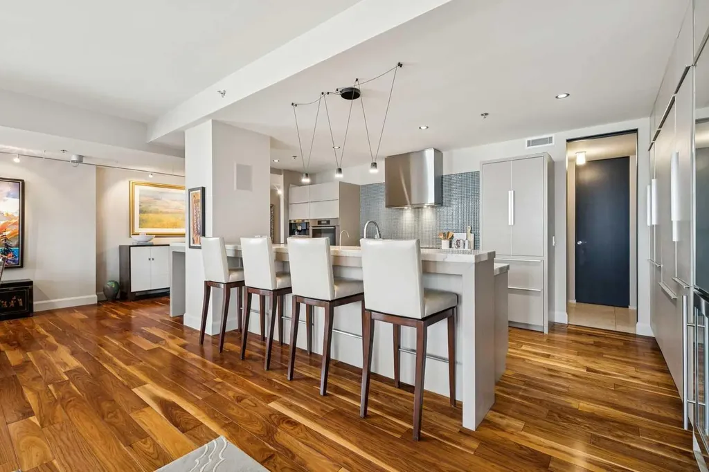 108 9 Avenue SW Calgary AB T2P 0S9