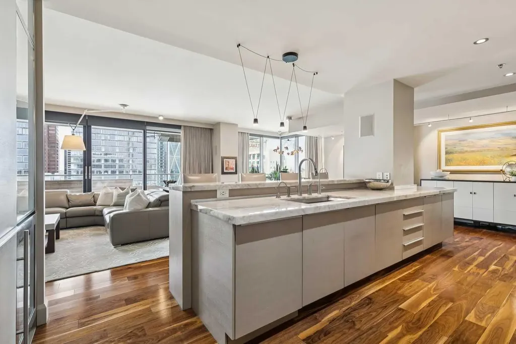 108 9 Avenue SW Calgary AB T2P 0S9